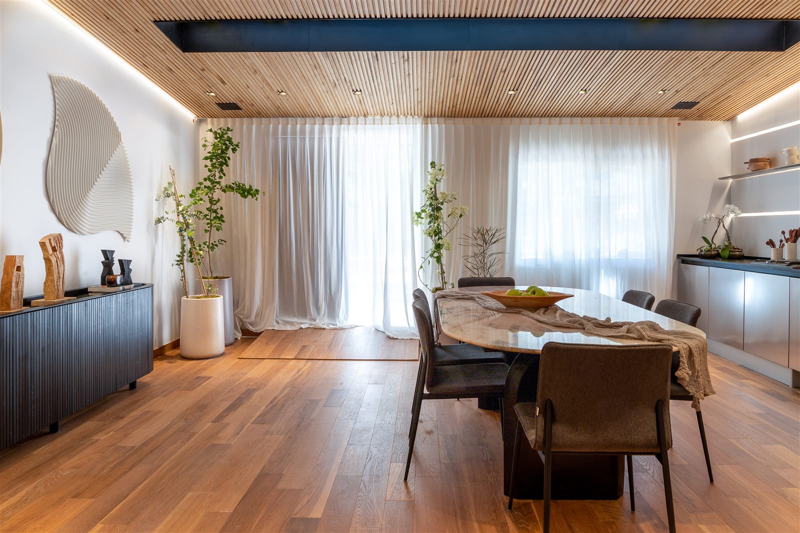 Comedor con cielorraso de madera