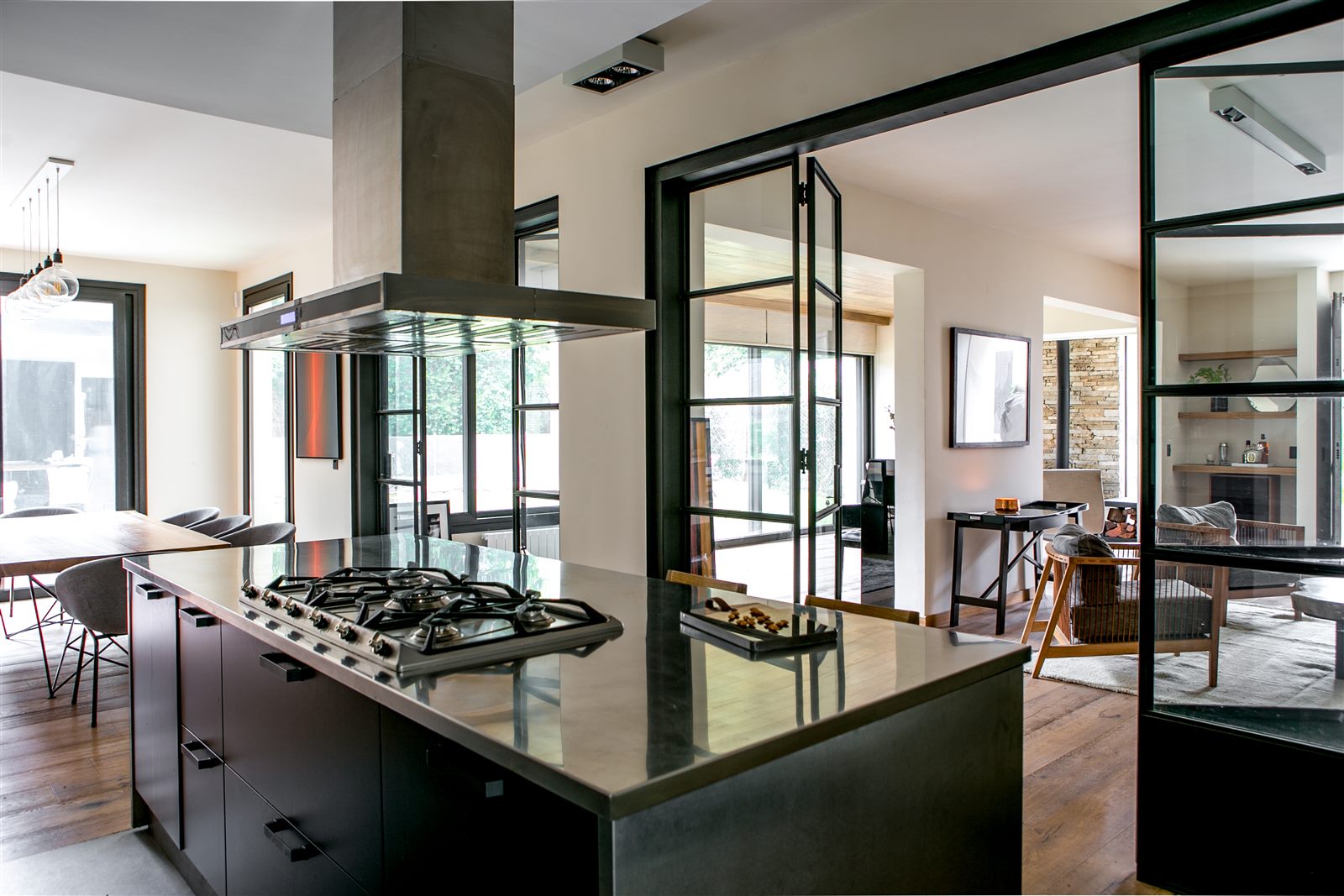 Cocina con estructura de hierro y vidrio